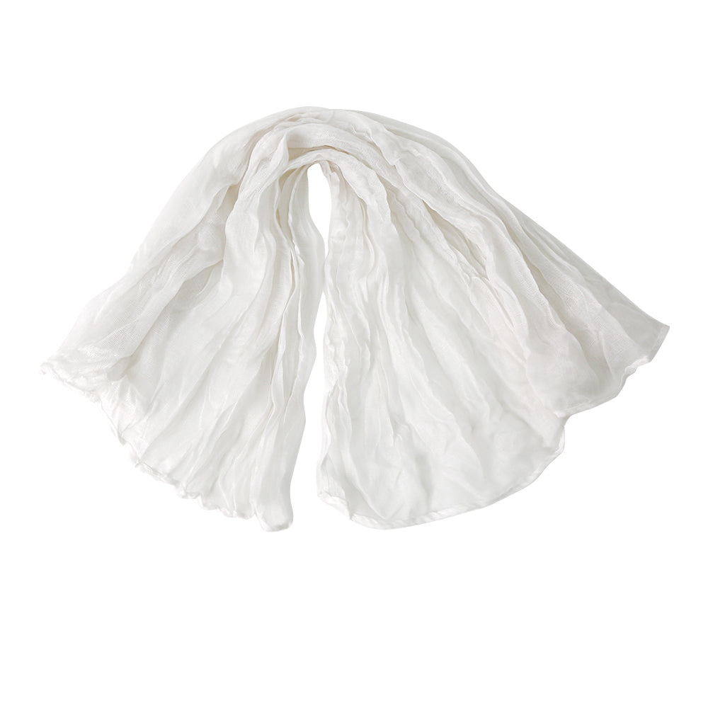 A gauze napkin in ivory cream, made from soft cotton fabric. The classic ivory cream color adds a refined and timeless touch to table settings, perfect for creating an elegant and understated atmosphere.