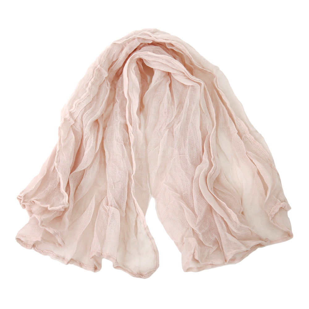 A gauze napkin in blush pink, made from soft cotton fabric. The delicate blush pink color adds a gentle and romantic touch to table settings, ideal for enhancing a light and elegant ambiance.