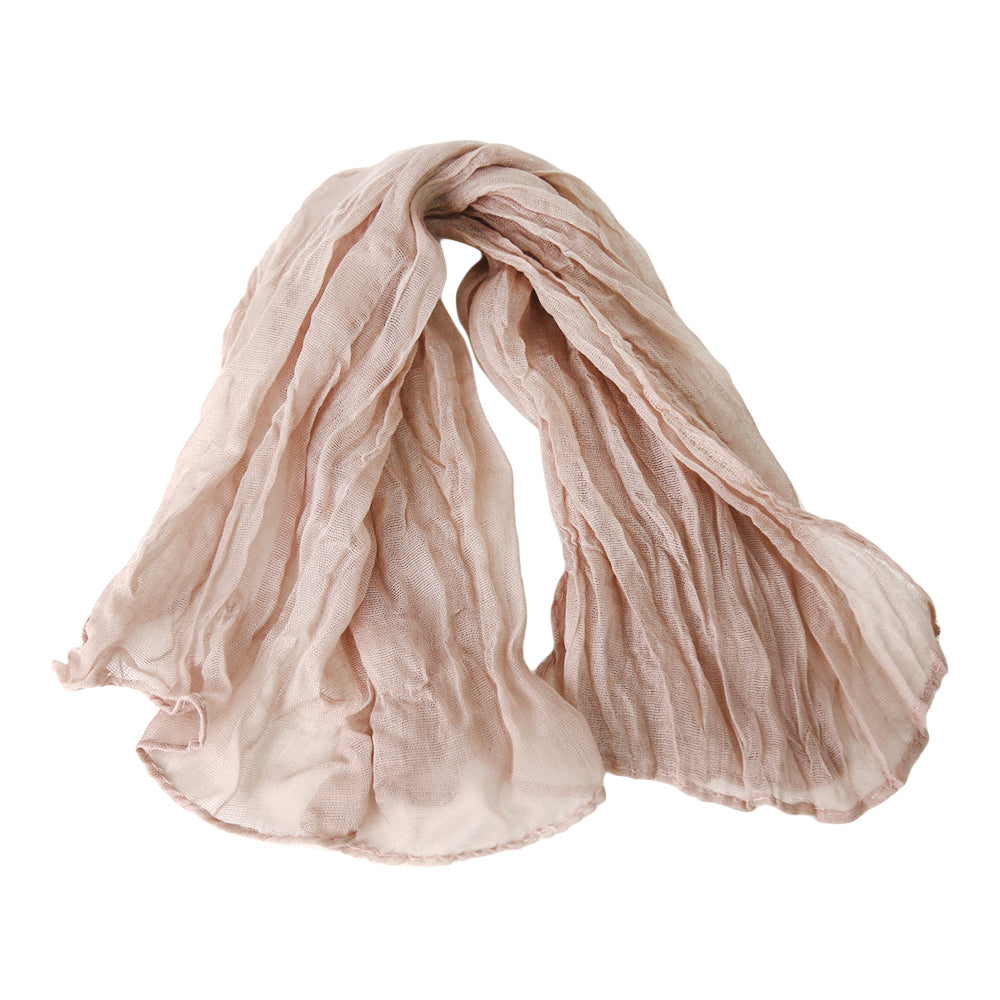 A gauze napkin in blush pink, made from soft cotton fabric. The delicate blush pink color adds a gentle and romantic touch to table settings, ideal for enhancing a light and elegant ambiance.