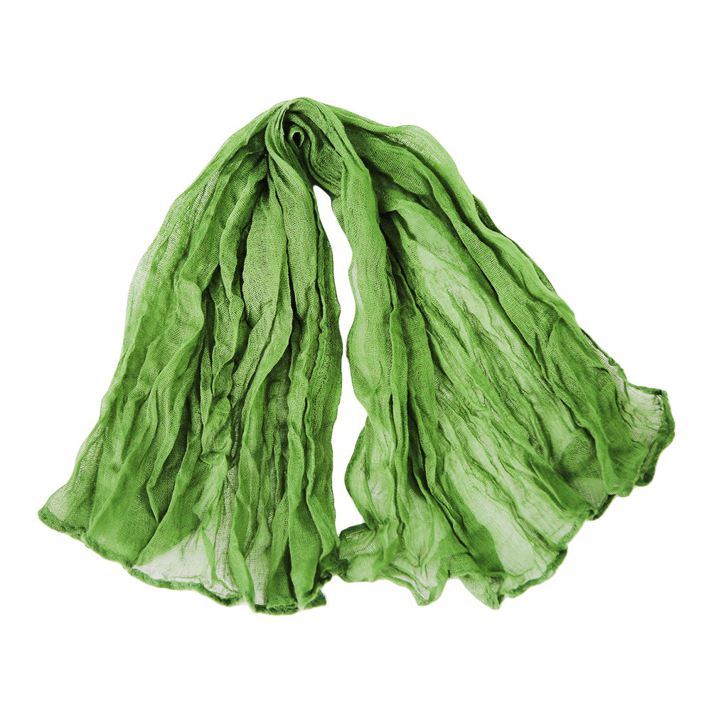 A gauze napkin in olive green, made from soft cotton fabric. The earthy olive green color adds a unique and sophisticated touch to table settings, ideal for creating a natural and stylish atmosphere.