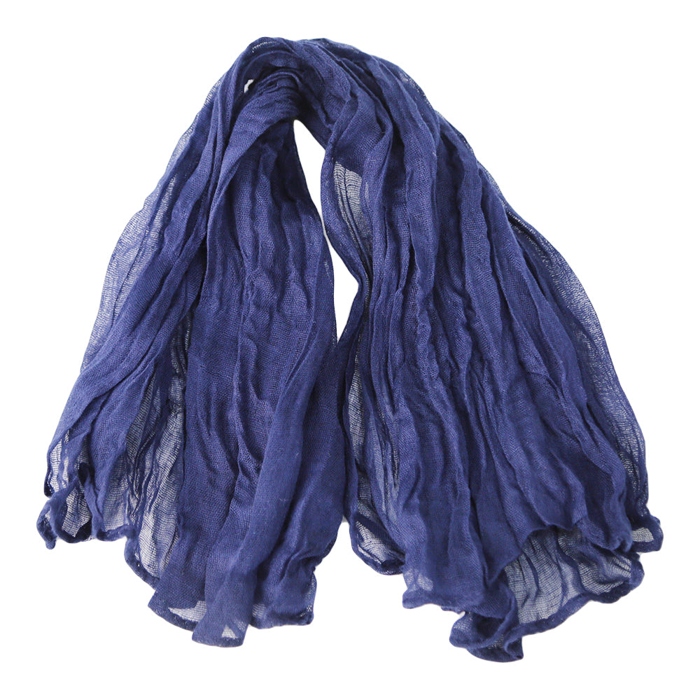 A gauze napkin in dusty blue, made from soft cotton fabric. The muted dusty blue color adds a calming and sophisticated touch to table settings, perfect for creating a serene and stylish atmosphere.