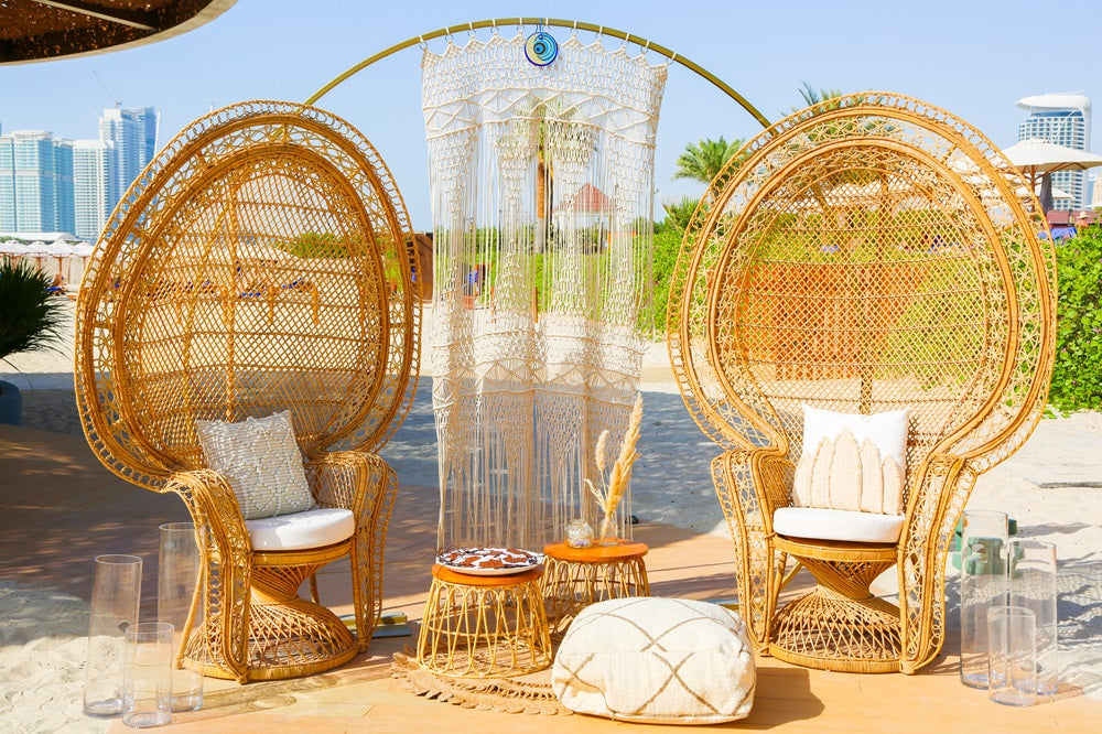 A round arch, featuring a smooth and elegant design with a circular shape. This arch provides a graceful and classic framework, ideal for enhancing the decor of events, ceremonies, or photo shoots with a stylish and sophisticated focal point.
