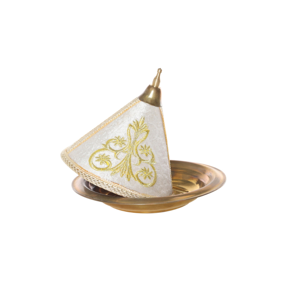 Elegant white tajine in Arabic style, featuring a conical top and detailed patterns, ready for rent. The piece combines functionality with decorative charm.