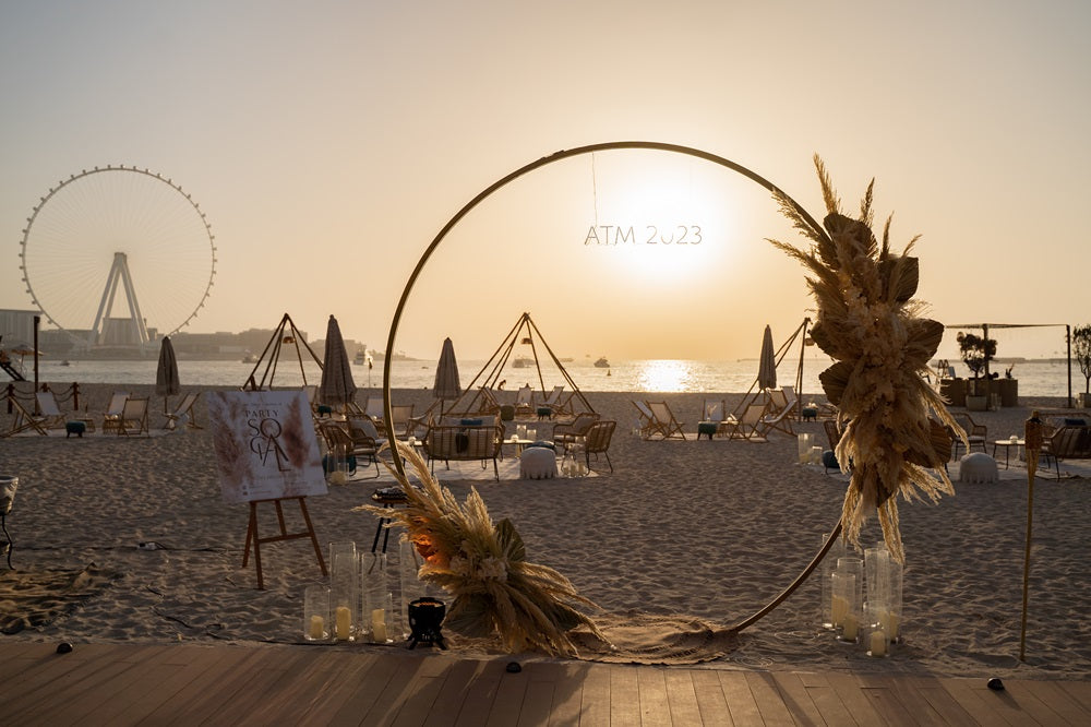 A round arch, featuring a smooth and elegant design with a circular shape. This arch provides a graceful and classic framework, ideal for enhancing the decor of events, ceremonies, or photo shoots with a stylish and sophisticated focal point.