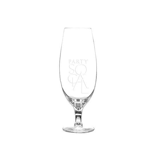 Simple glasses from the Flamenco range featuring a versatile design that complements both classic and modern china or flatware. These glasses have a clear and understated appearance, making them suitable for a variety of table settings and occasions. The color of the product matches the product image, though slight color variations may occur due to screen display differences.