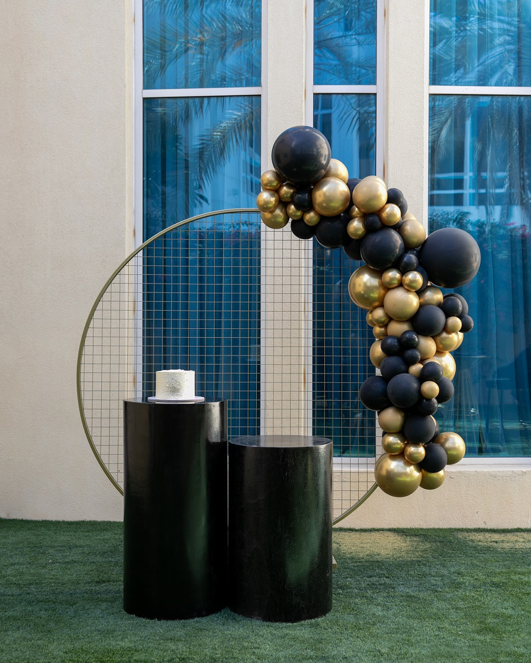 Elegant round mesh backdrop, perfect for any event size, with a diameter of 200cm. The design allows for easy decoration with balloons or flowers and offers a great surface for adding neon or other signage for added effect.