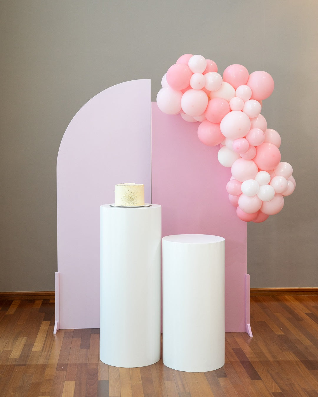 Stylish white wood curved backdrop featuring a smooth, sleek finish with a gracefully arched design. The backdrop’s clean, white surface and elegant curve make it a versatile choice for creating a sophisticated and modern background in photo shoots, events, or interior decor.