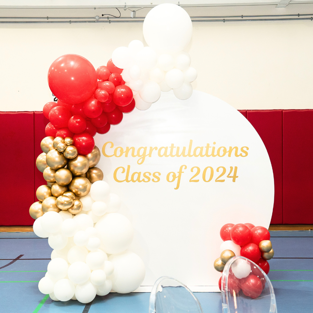A round wood balloon backdrop in white, featuring a clean and stylish design. The white wood creates a sophisticated and versatile backdrop, ideal for enhancing the decor of events, parties, and photo shoots with a modern and elegant touch.