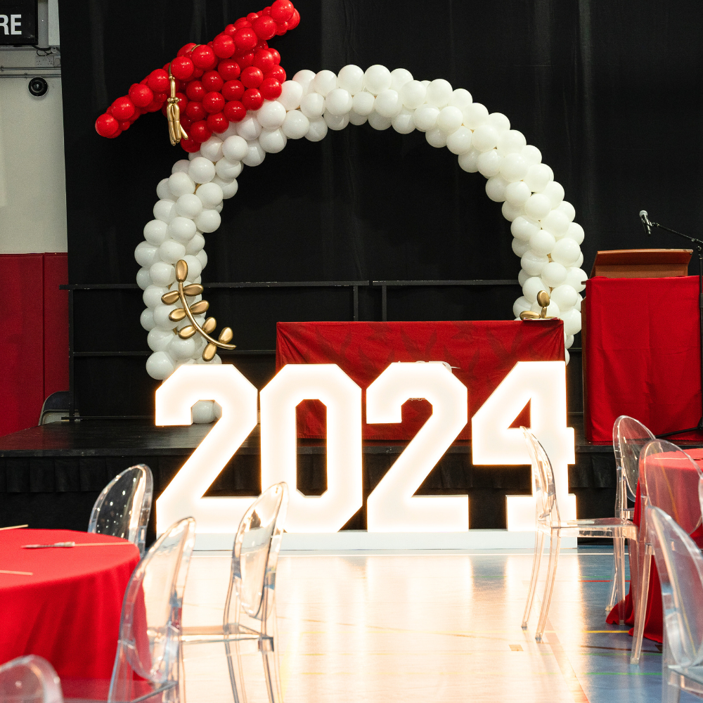 An LED stand displaying "2024" in white and red, featuring a bright and modern design. This eye-catching indoor stand is perfect for celebrating the new year, adding a festive and vibrant touch to events, parties, and home decor.