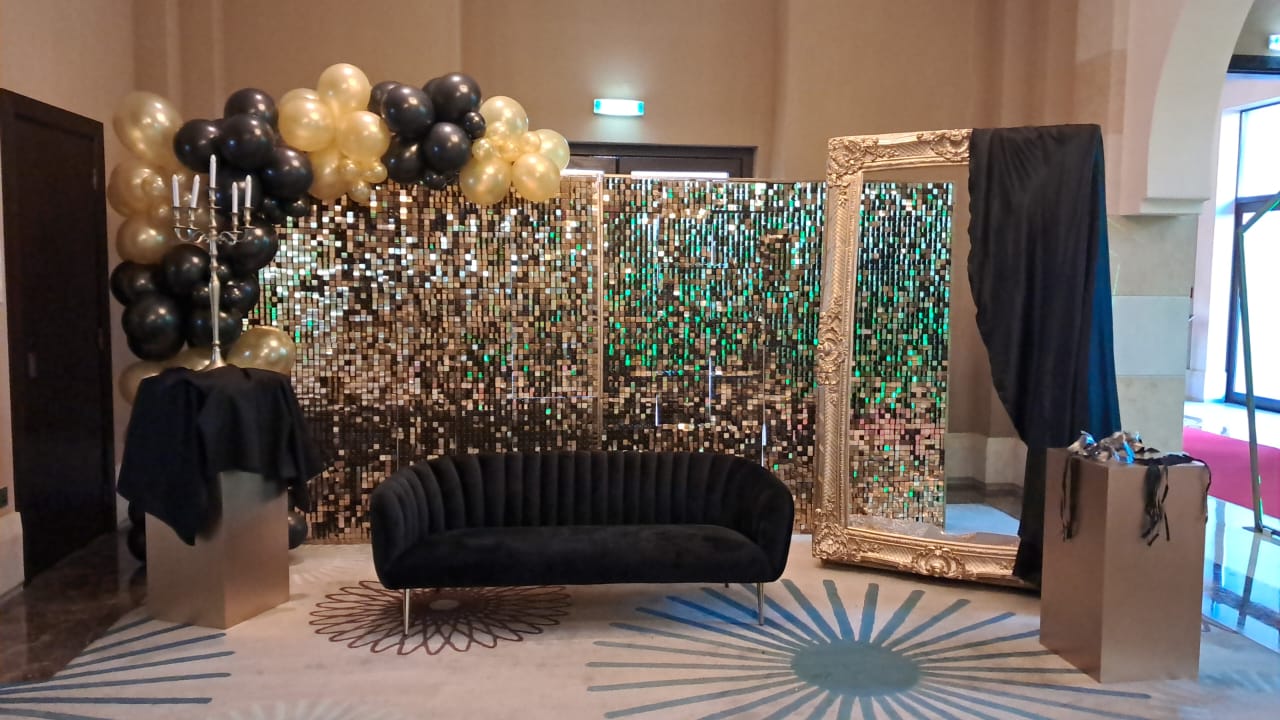 A sequin wall in gold and silver, featuring a dazzling and elegant design. The shimmering sequins in gold and silver create a luxurious and eye-catching backdrop, perfect for adding a glamorous touch to events, parties, and photo shoots.