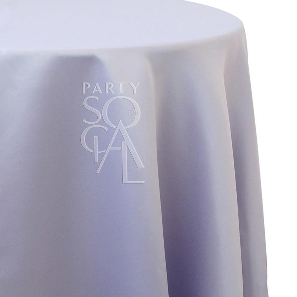 Round satin tablecloth in lilac, featuring a soft and romantic tone. The lilac satin adds a delicate and sophisticated touch, ideal for creating a charming and elegant atmosphere.