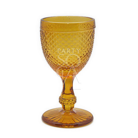 Vintage-style goblet in amber with a diamond pattern, providing a warm and classic look.