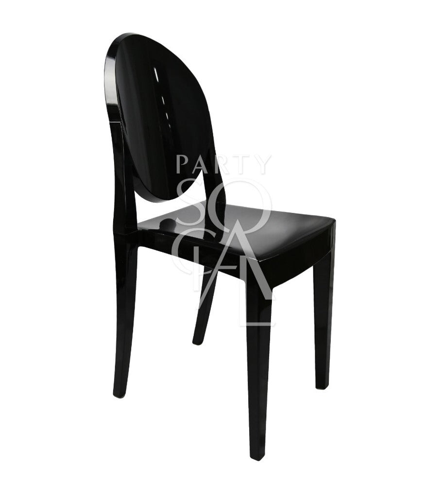 Ghost chair without arms, known as Victoria, featuring a sleek, transparent design. Made from clear polycarbonate, this modern chair combines elegance with durability. Its armless structure and ghostly appearance make it an ideal choice for contemporary spaces, offering a minimalist look that complements various interior styles while providing versatile seating.