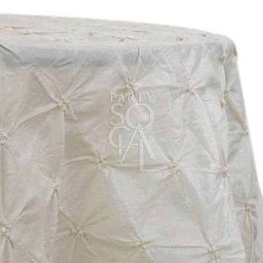 Round tablecloth with a textured fabric, featuring a subtle and elegant pattern that adds depth and interest. The textured design enhances the table setting with a sophisticated and stylish touch, ideal for both casual and formal occasions.