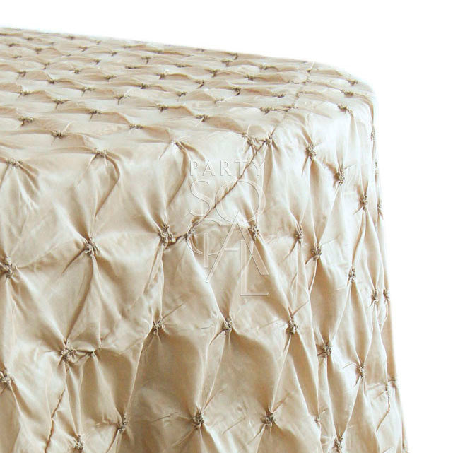 Round tablecloth with a textured fabric, featuring a subtle and elegant pattern that adds depth and interest. The textured design enhances the table setting with a sophisticated and stylish touch, ideal for both casual and formal occasions.