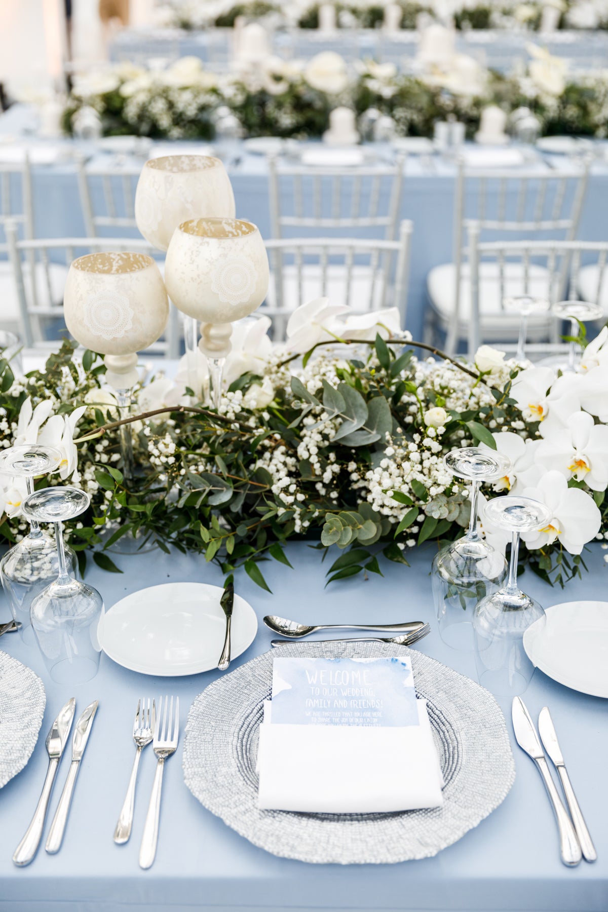 Elegant charger plate with a textured silver grain finish, perfect for adding a touch of sophistication to your table setting.