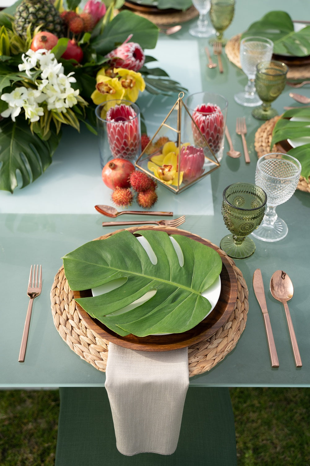 Stylish rose gold cutlery set with a warm, metallic sheen, featuring a modern design that adds a touch of sophistication and elegance to any dining arrangement.