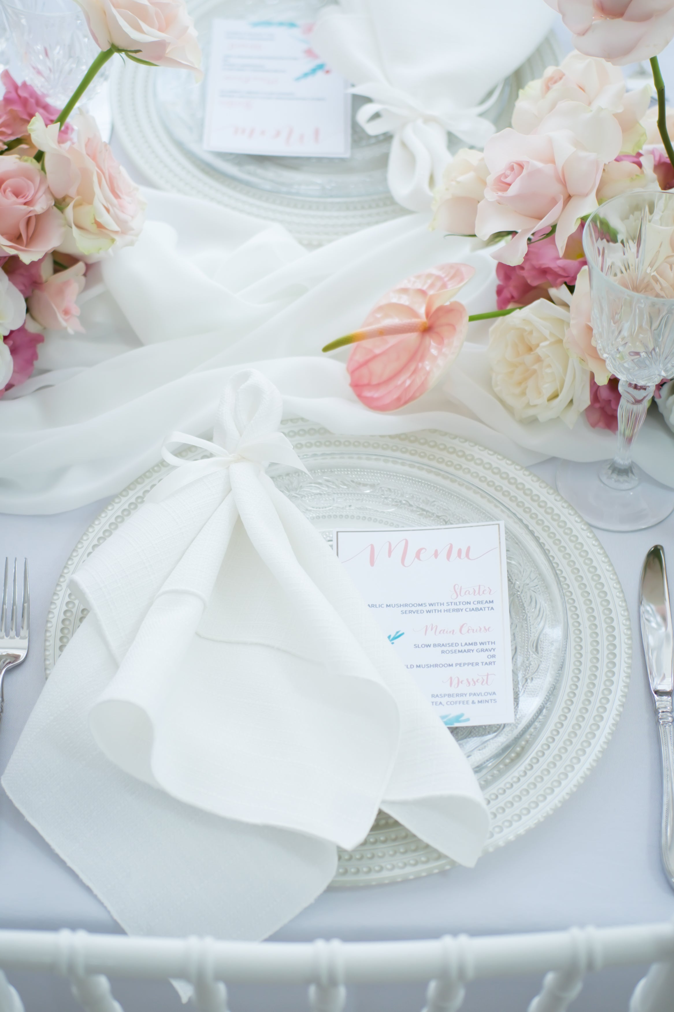 Elegant pearl charger plate with a glossy finish, perfect for adding a touch of sophistication to any table setting.