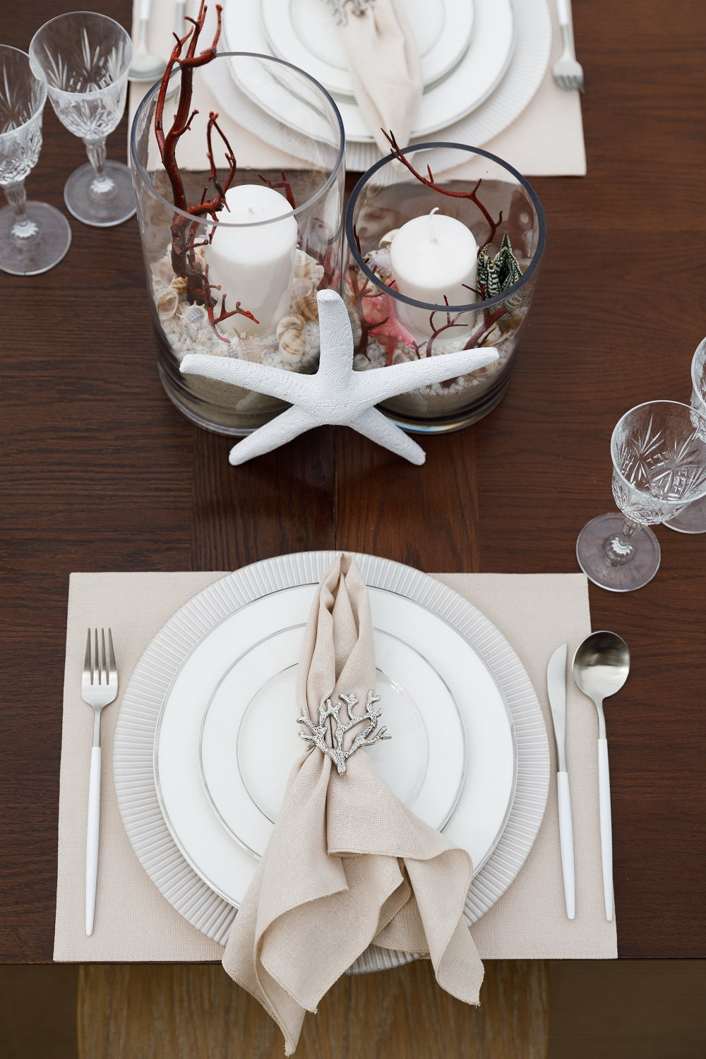 Contemporary China plates with a sleek silver rim, featuring a modern design that adds a touch of sophistication and elegance to any dining experience.