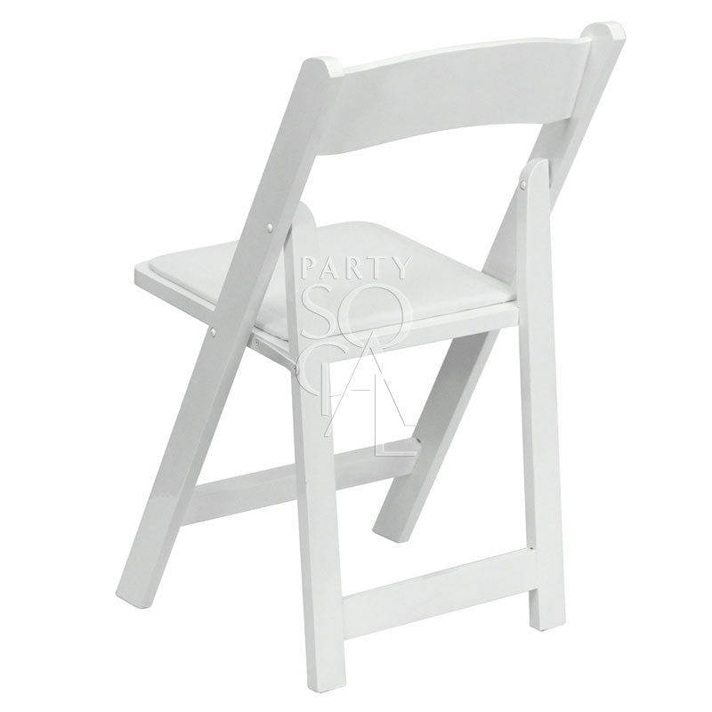 White garden chair with a classic design, featuring a slatted backrest and seat for comfort and ventilation. The chair is made from weather-resistant material, ideal for outdoor use.