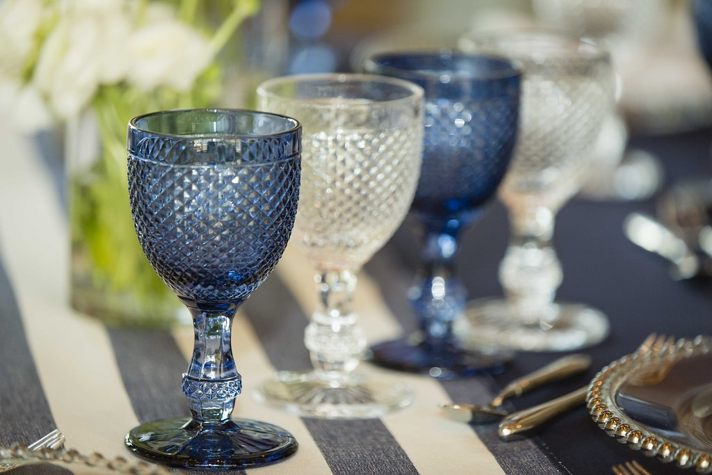Elegant vintage-style goblet in navy blue with a diamond pattern for a sophisticated touch.