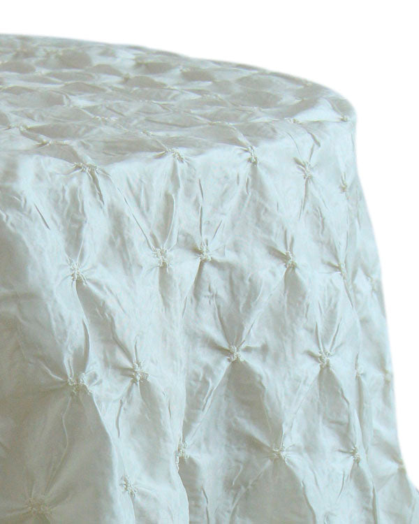 Round tablecloth with a textured fabric, featuring a subtle and elegant pattern that adds depth and interest. The textured design enhances the table setting with a sophisticated and stylish touch, ideal for both casual and formal occasions.