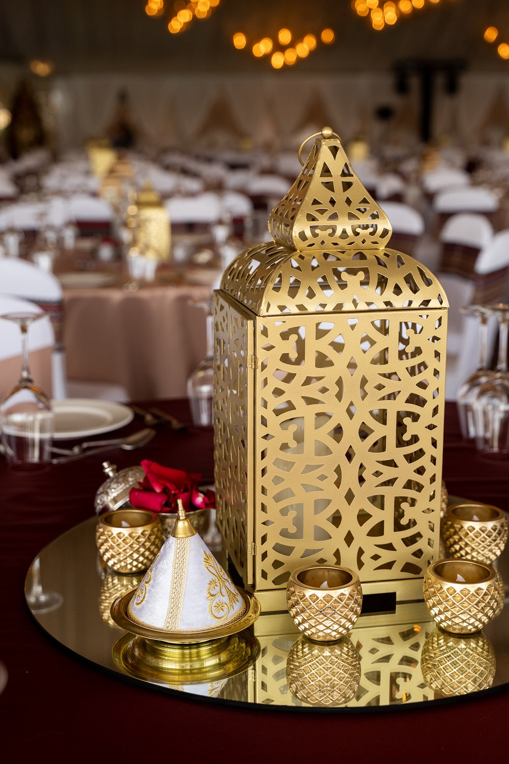 Round mirror centerpiece with a reflective surface, designed to add elegance and enhance the table decor.