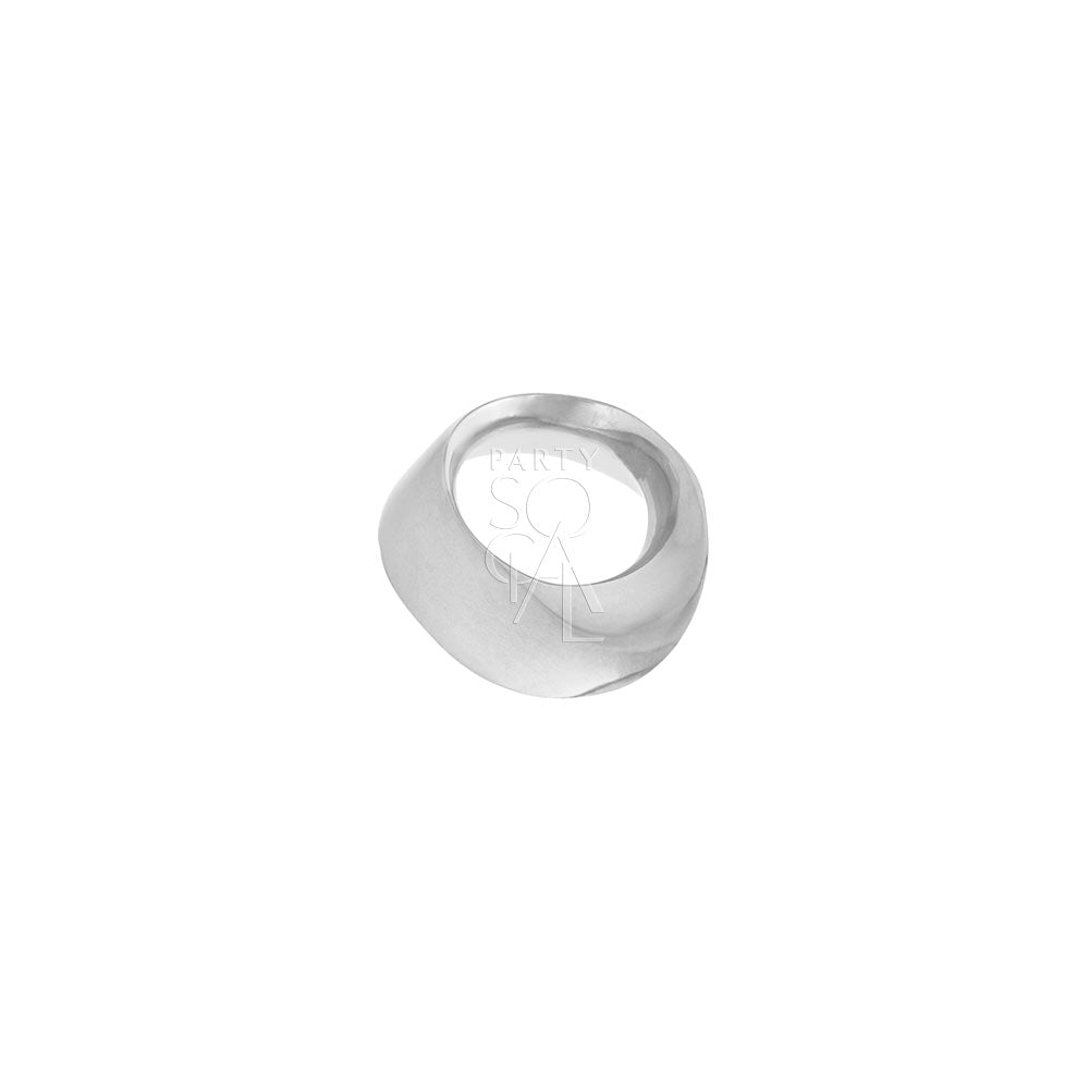 Elegant silver napkin ring featuring a twisted round design. The sleek, twisted texture adds a modern and refined touch, enhancing the sophistication of any table setting with its polished and contemporary look.