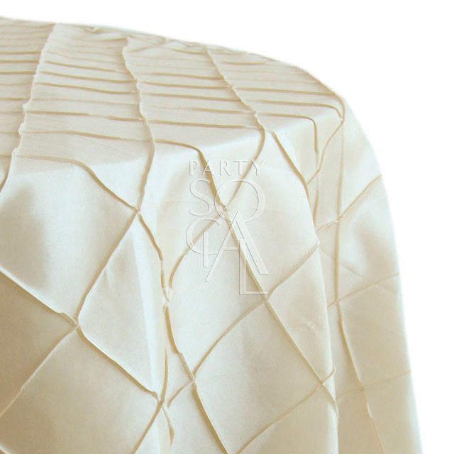 Round tablecloth with a textured fabric, featuring a subtle and elegant pattern that adds depth and interest. The textured design enhances the table setting with a sophisticated and stylish touch, ideal for both casual and formal occasions.