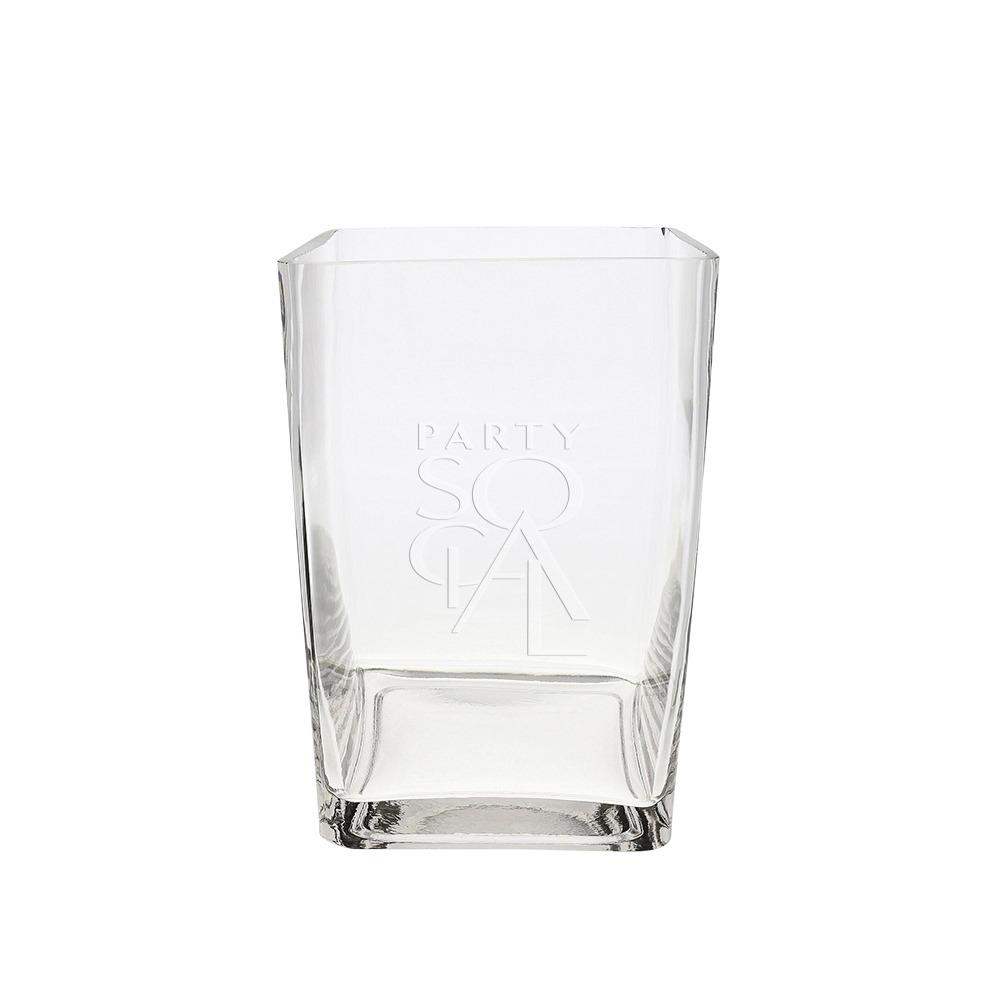 Modern square glass vases with a sleek, transparent design, featuring clean lines and a versatile shape. The vases are perfect for showcasing floral arrangements or decorative elements, adding a touch of contemporary elegance to any space.