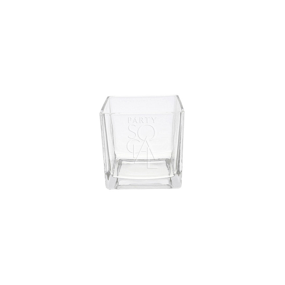 Modern square glass vases with a sleek, transparent design, featuring clean lines and a versatile shape. The vases are perfect for showcasing floral arrangements or decorative elements, adding a touch of contemporary elegance to any space.