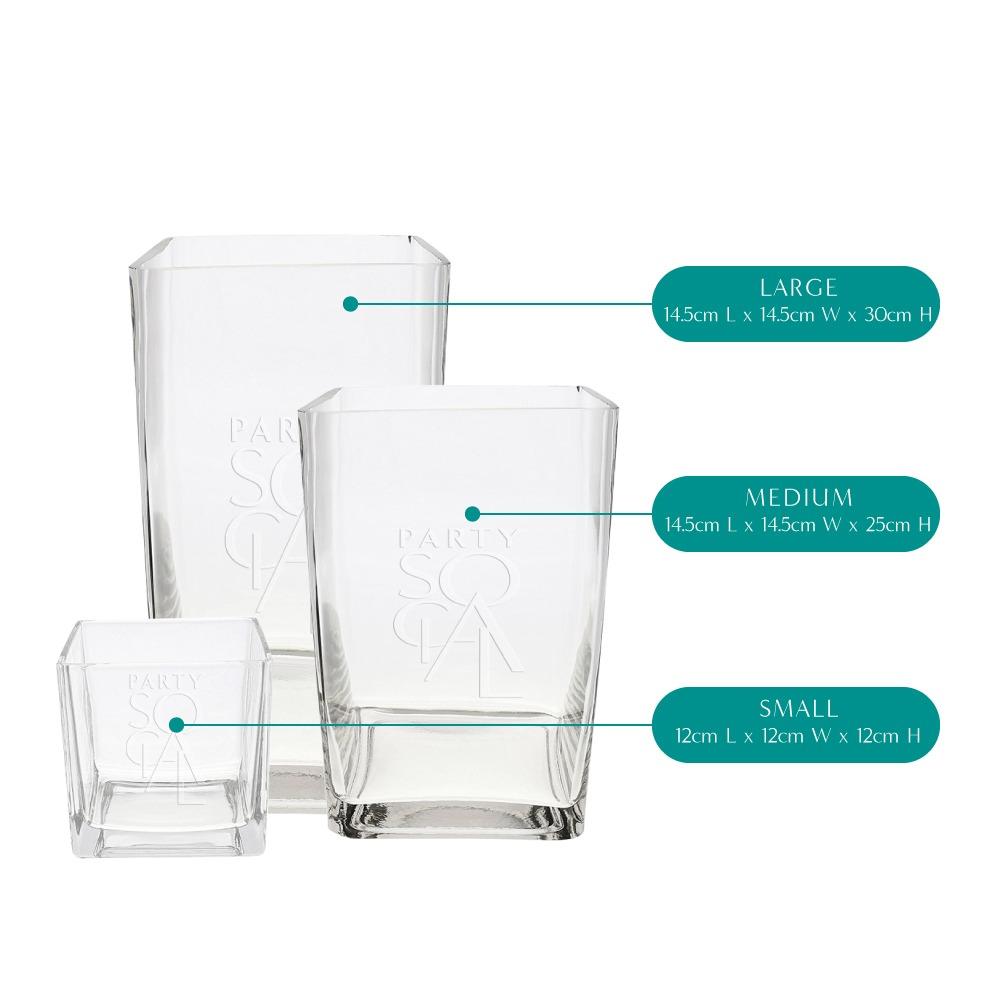 Modern square glass vases with a sleek, transparent design, featuring clean lines and a versatile shape. The vases are perfect for showcasing floral arrangements or decorative elements, adding a touch of contemporary elegance to any space.