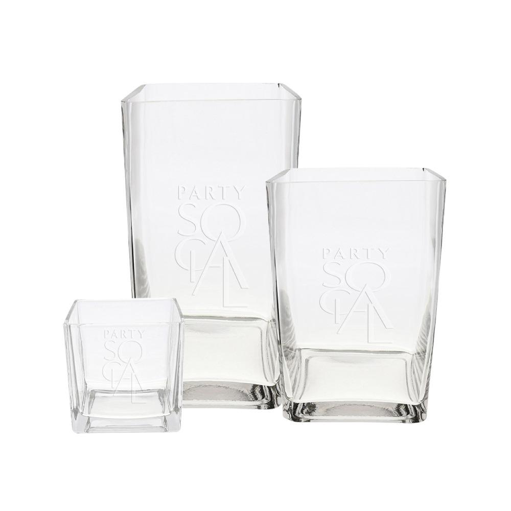 Modern square glass vases with a sleek, transparent design, featuring clean lines and a versatile shape. The vases are perfect for showcasing floral arrangements or decorative elements, adding a touch of contemporary elegance to any space.