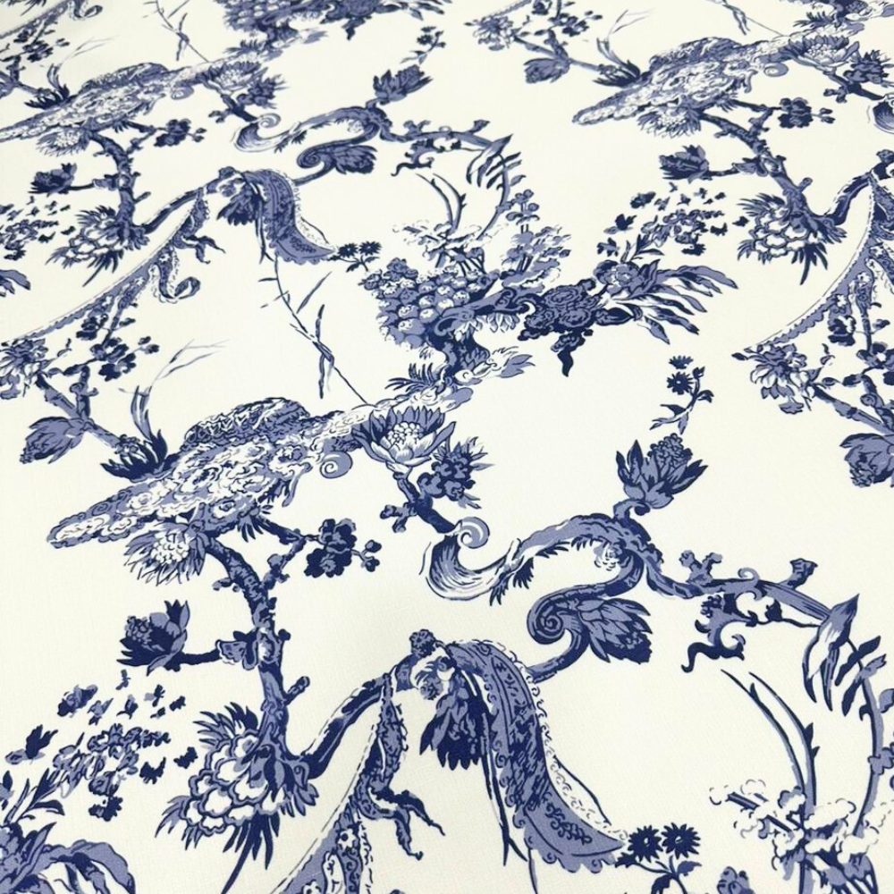 A round tablecloth with a Toile de Jouy print in dark blue, made from a polyester-linen blend fabric. This elegant tablecloth features intricate and classic patterns, adding a touch of sophistication and charm to your dining setting, perfect for both casual and formal occasions.