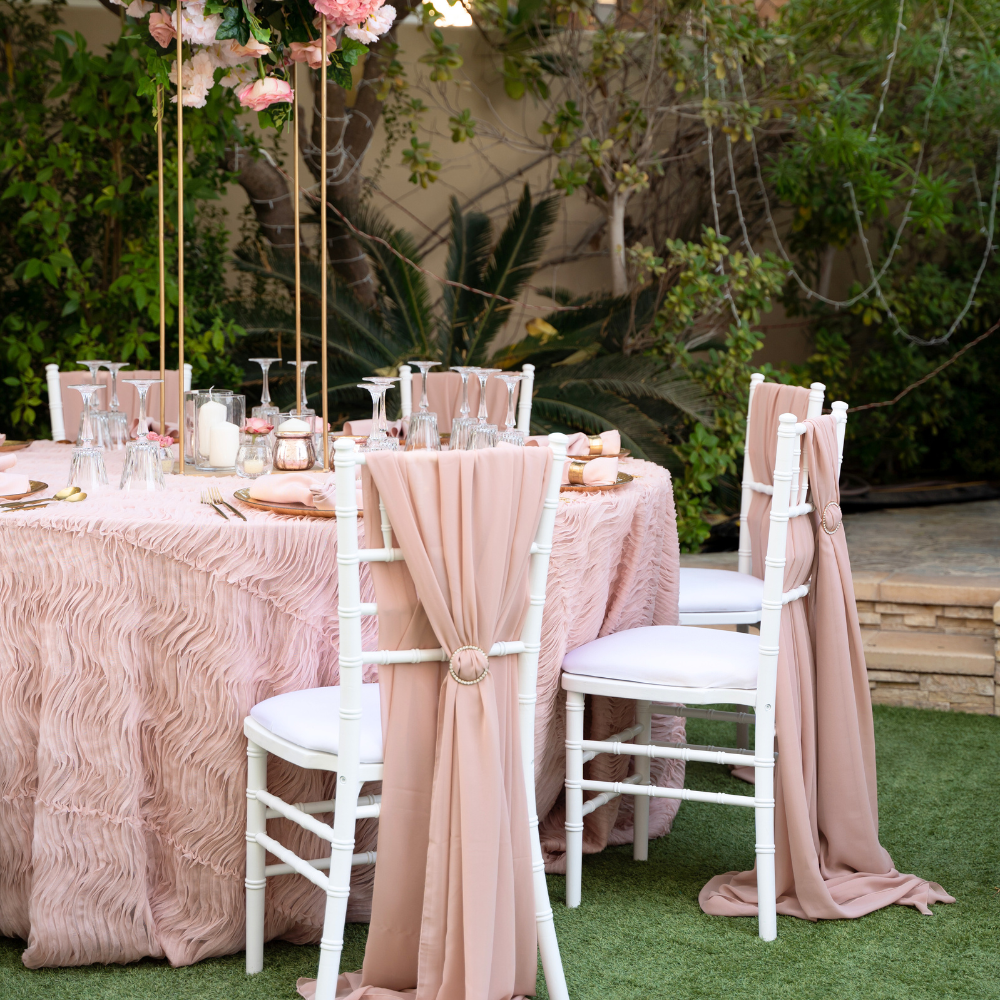 Round tablecloth with a textured fabric, featuring a subtle and elegant pattern that adds depth and interest. The textured design enhances the table setting with a sophisticated and stylish touch, ideal for both casual and formal occasions.