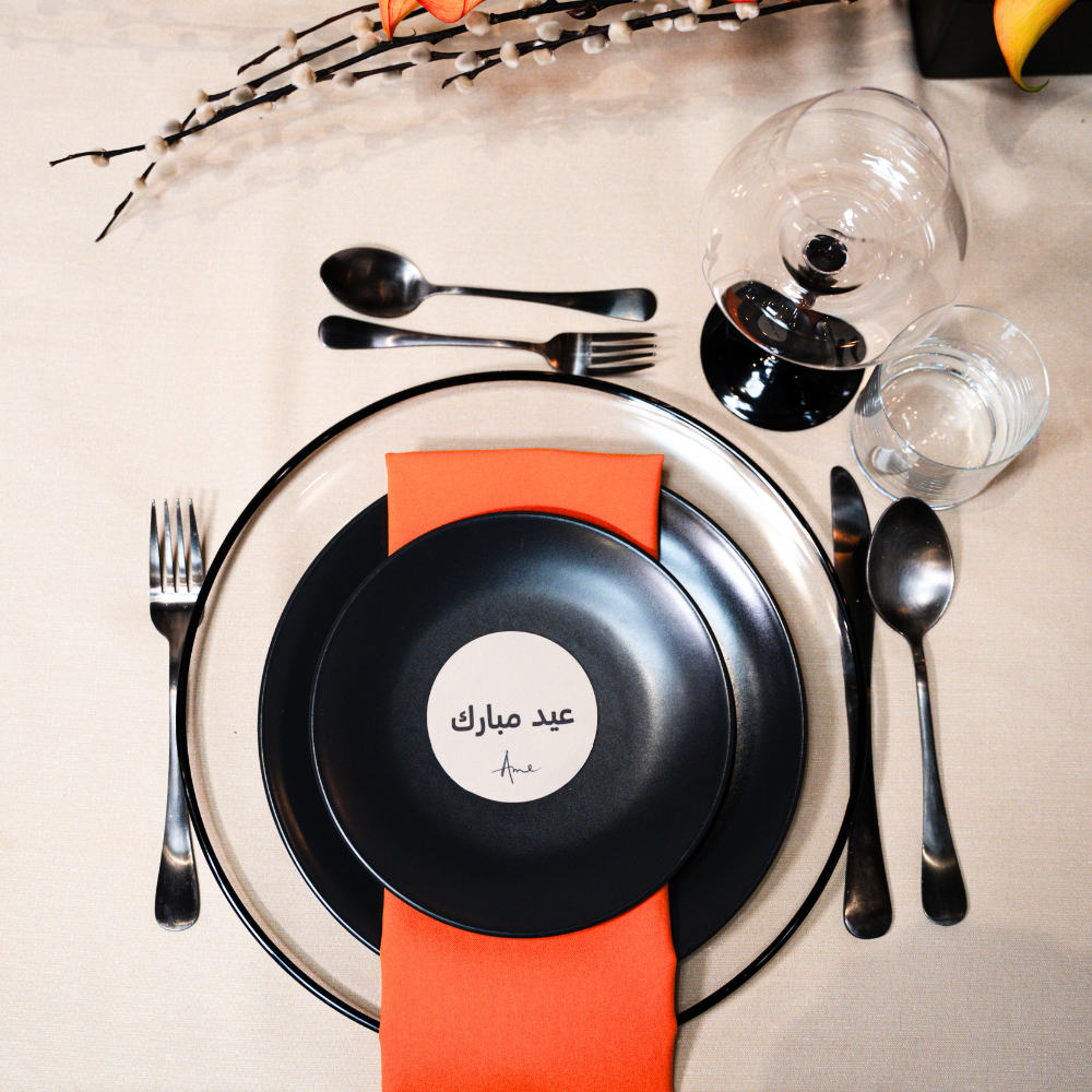 A clear charger plate with a black rim featuring a sleek and modern design. This elegant plate has a transparent surface accented by a bold black rim, adding a contemporary touch to any table setting. Perfect for enhancing the presentation of your tableware at formal dinners, special events, or everyday meals.