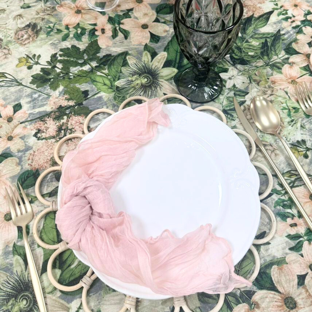 A gauze napkin in blush pink, made from soft cotton fabric. The delicate blush pink color adds a gentle and romantic touch to table settings, ideal for enhancing a light and elegant ambiance.