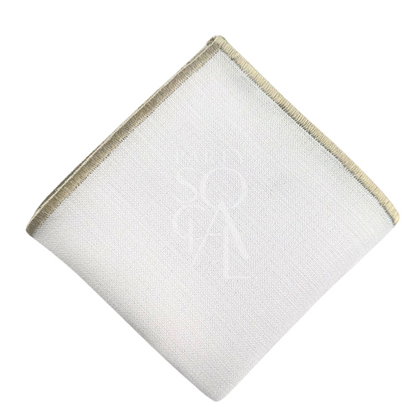 White napkin with a subtle sand line border, creating a warm and earthy detail. The sand-lined accent adds a natural and elegant touch to the table setting.