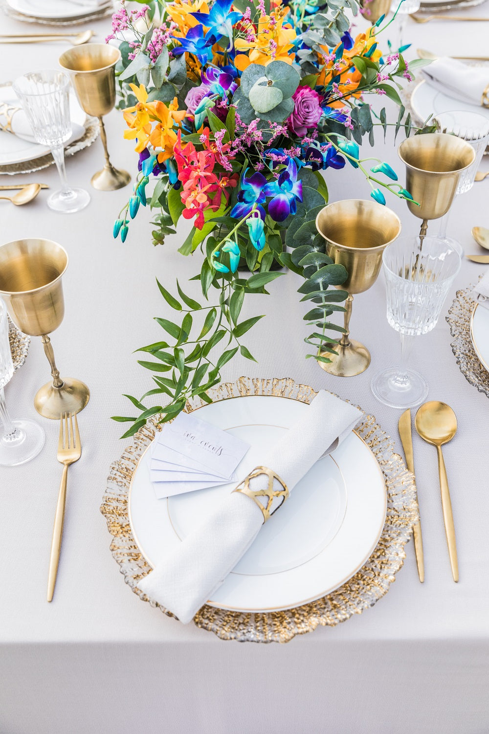 Gold leaf charger plate featuring a rich, metallic finish with intricate leaf-like patterns, adding an elegant and opulent touch to any table setting.